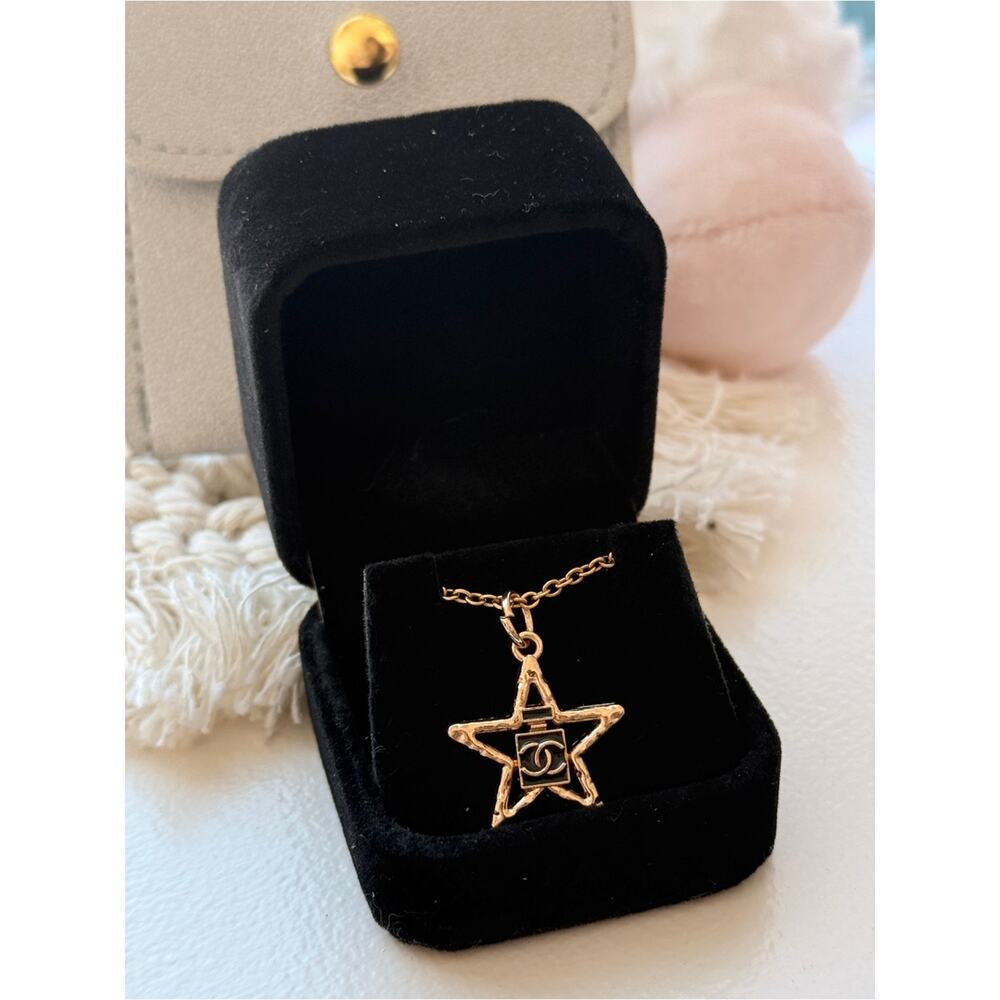 ✨ Vintage ONLY 1! CHANEL Star Upcycled Necklace: BOGO Sale! ✨black - Picture 2 of 5